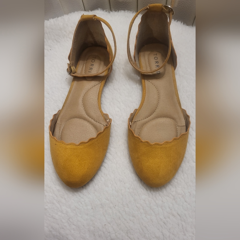 TORRID  Women   sandals.  size 7 W.